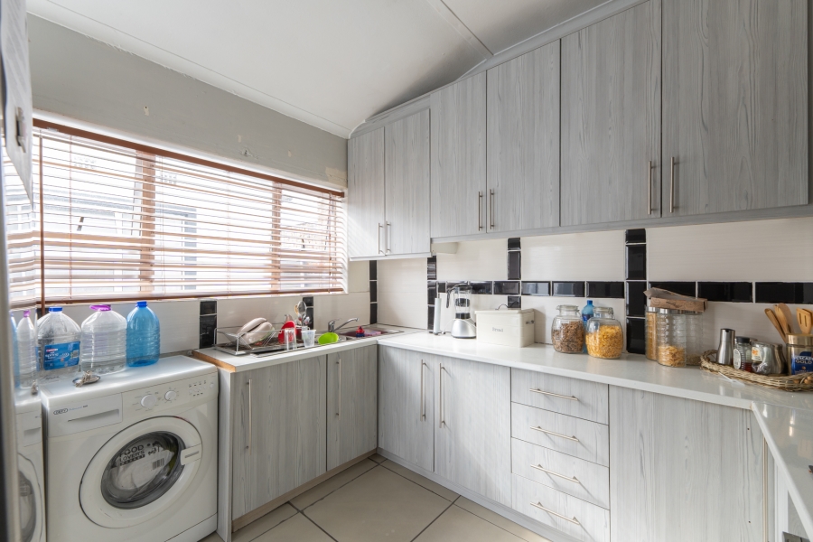 8 Bedroom Property for Sale in Parow Valley Western Cape